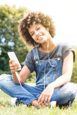 Genç Afrikalı kız rahatlatıcı Park.