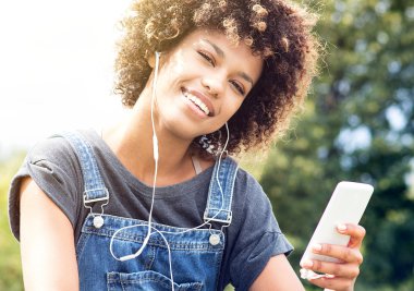 Genç Afrikalı kız rahatlatıcı Park.