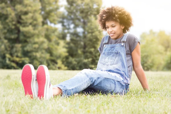 Joven afroamericana chica posando al aire libre . —  Fotos de Stock