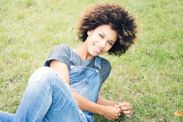 Junge afrikanische Mädchen entspannen sich im Park. — Stockfoto