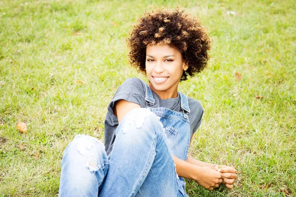 Unga afroamerikanska flicka poserar utomhus. — Stockfoto