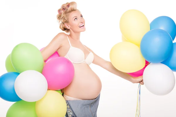 Glad gravid flicka med ballonger. — Stockfoto
