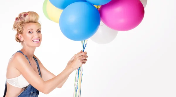 Щаслива молода блондинка з повітряними кулями . — стокове фото