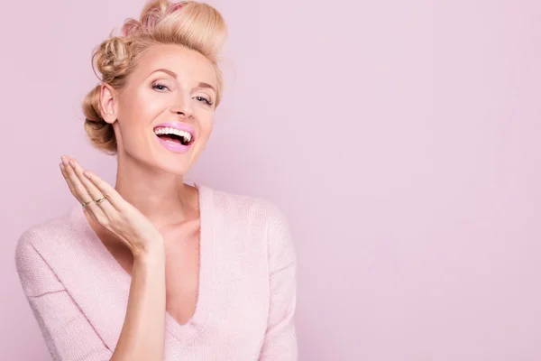 Retrato de belleza de una mujer rubia sonriente . — Foto de Stock