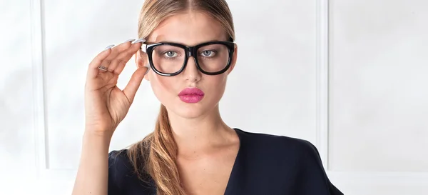 Porträt einer eleganten Frau mit Brille. — Stockfoto