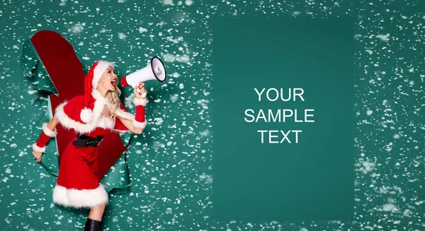 Güzel Sarışın Noel Baba Kız Noel Şapkalı Kostümlü Megafonla Bağırıyor — Stok fotoğraf