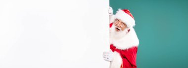 Beyaz boş tahtanın yanında gerçek Noel Baba. Örnek metin için bir sürü kopya alanı.