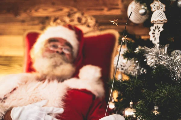 Prawdziwy Święty Mikołaj Patrzący Błyszczące Koncepcja Świąteczna — Zdjęcie stockowe
