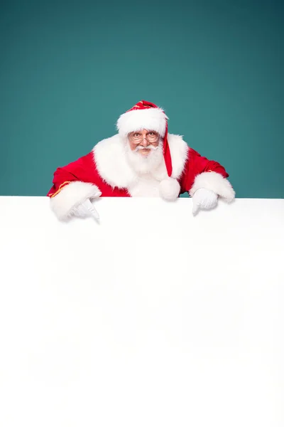 Справжній Санта Клаус Показує Білу Порожню Дошку Багато Місця Копіювання — стокове фото