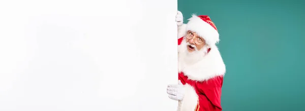 Vero Babbo Natale Vicino Alla Lavagna Bianca Vuota Sacco Spazio — Foto Stock