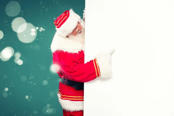 Справжній Санта Клаус Поруч Білою Порожньою Дошкою Багато Місця Копіювання — стокове фото