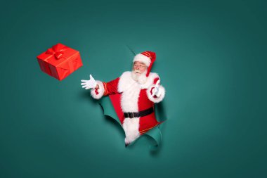 Yeşil arka planda hediyeli gerçek Noel Baba 'nın komik fotoğrafı. Mutlu Noeller ve mutlu yıllar! Boşluğu kopyala.
