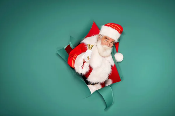 Retrato Papai Noel Real Com Sino Dourado Fundo Verde Feliz — Fotografia de Stock