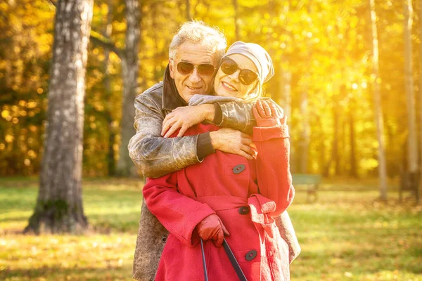 Romantisch Gelukkig Senior Koppel Knuffelen Prachtige Zonnige Herfst Stadspark Oudere — Stockfoto