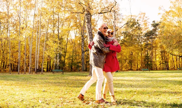 Gelukkig Lachend Seniorenpaar Wandelen Plezier Hebben Samen Prachtig Herfststadspark Relatie — Stockfoto