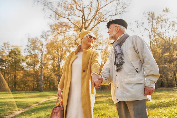 Romantisch Seniorenpaar Wandelend Prachtig Herfststadspark Hand Hand Oudere Vrouw Die — Stockfoto