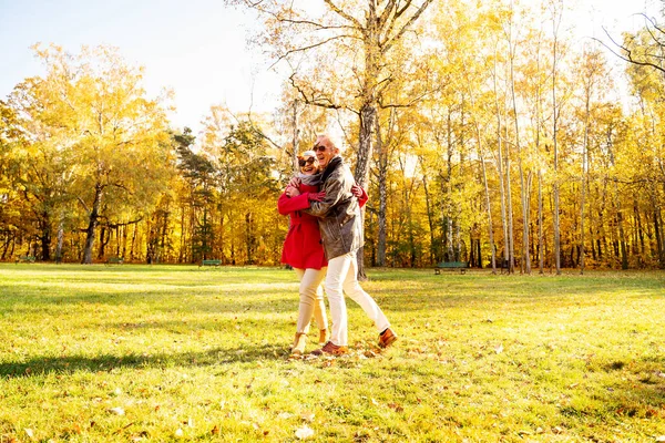 행복하고 미소짓는 부부가 아름다운 공원에서 즐거운 시간을 보냅니다 관계와 사람들의 — 스톡 사진