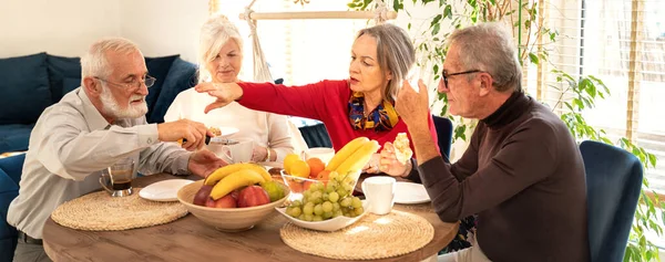 Grupp Seniorer Äter Dessert Ett Möte Hemma Och Pratar Glad — Stockfoto