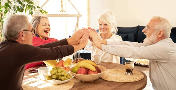 Grupp Seniorer Som Firar Framgång Tillsammans Hemma Glad Pensionering — Stockfoto