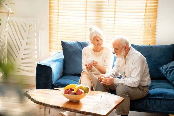 Sista Paret Pratar Och Dricker Kaffe Hemma Umgås Trevligt Härlig — Stockfoto