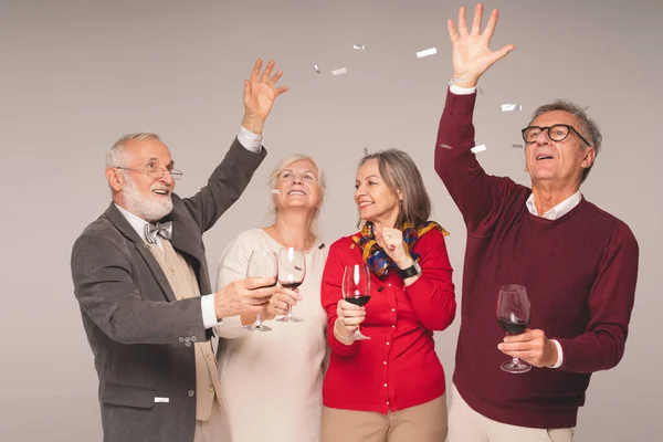 Amigos Seniores Felizes Comemorando Com Vinho Tinto Festa Sorrindo Dançando — Fotografia de Stock