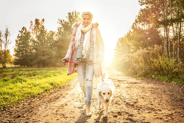 Aktiv Lycklig Kvinna Med Gyllene Retriever Hund Promenad Vacker Höstskog — Stockfoto