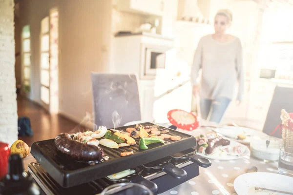 Foto Legumes Quentes Salsicha Raclette Mulher Preparando Jantar — Fotografia de Stock