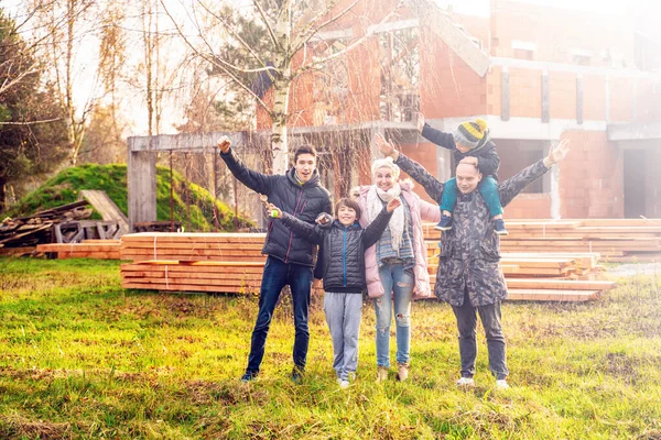 Happy Family Standing Front New Home House Construction — Stock Photo, Image