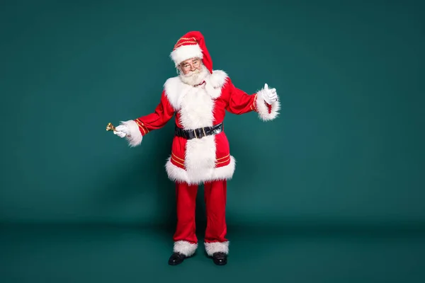 Foto Completa Santa Claus Con Una Campana Dorada Sonando Pie —  Fotos de Stock