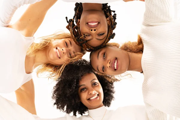 Grupo Quatro Amigos Multiétnicos Felizes Olhando Para Câmera Retrato Mulheres — Fotografia de Stock