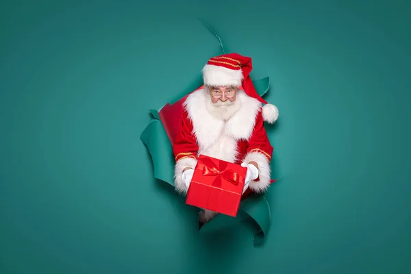 Auténtico Santa Claus Dando Regalo Navidad Roja Cámara Montón Espacio —  Fotos de Stock