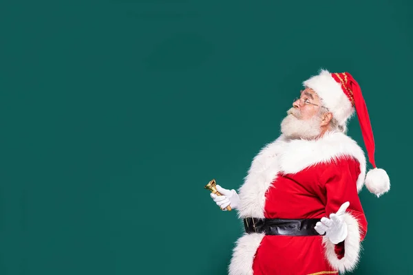 Портрет Здивованого Санта Клауса Золотим Дзвоном Зеленому Тлі Студії Різдво — стокове фото