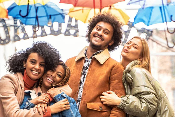 Grupo Amigos Multirraciales Divirtiéndose Juntos Aire Libre Ciudad Feliz Mezcla — Foto de Stock