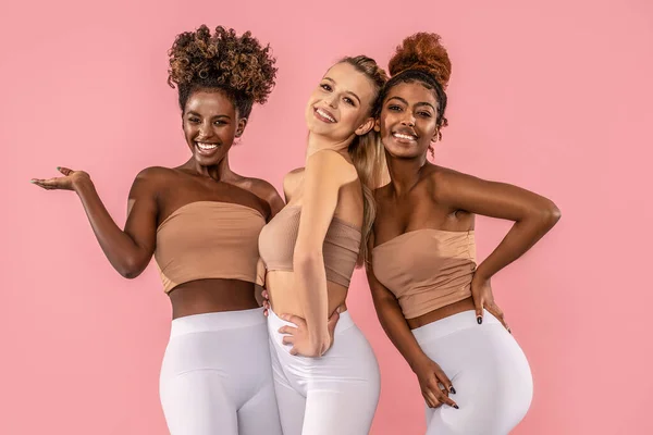 Eine Gruppe Fröhlicher Junger Frauen Steht Zusammen Auf Rosa Pastellfarbenem — Stockfoto