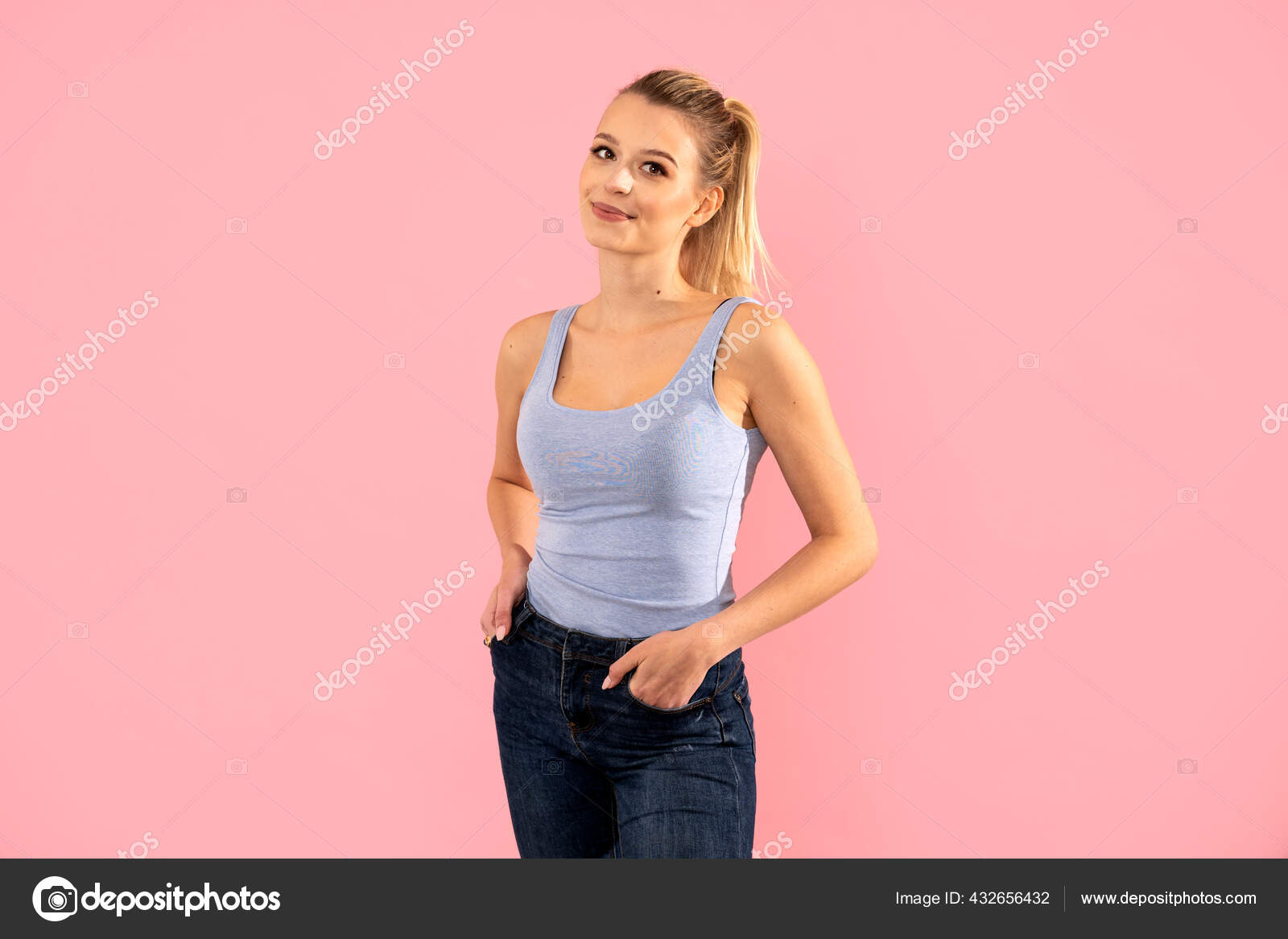 美しいです可愛いですブロンド若いです白人女性ポーズでジーンズ カメラを見て ピンクのパステルスタジオの背景に立って ストック写真 C Neonshot 美しいです可愛いですブロンド若いです白人女性ポーズでジーンズ カメラを見て ピンクのパステルスタジオの背景に立って ストック写真 C Neonshot