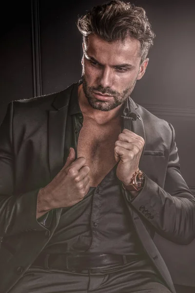 Knappe Stijlvolle Sexy Man Elegant Pak Poseren Donker Zwarte Achtergrond — Stockfoto