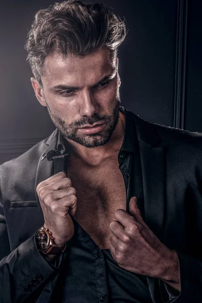 Bello Elegante Uomo Sexy Abito Elegante Posa Sfondo Nero Scuro — Foto Stock