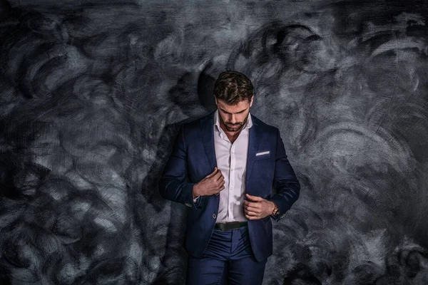 Hombre Guapo Elegante Traje Elegante Pie Posando Sobre Fondo Negro — Foto de Stock