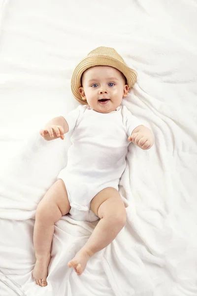 かわいい赤ちゃんの少年は カメラには 白い背景に横たわって笑顔 夏の帽子をかぶった小さな子供 スタジオショット — ストック写真