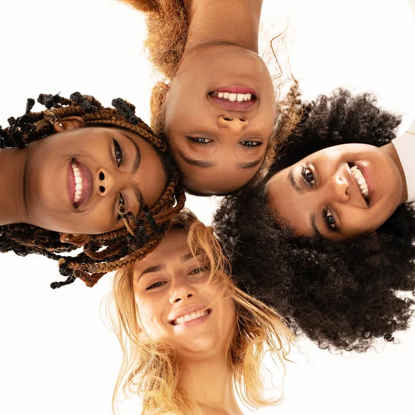 Skupina Čtyř Šťastných Multietnických Přátel Hledících Kameru Portrét Mladých Žen — Stock fotografie