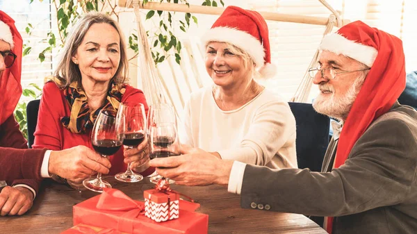 크리스마스를 축하하는 나이든 친구들 클로스 모자를 파티에서 와인과 노인들의 방식과 — 스톡 사진