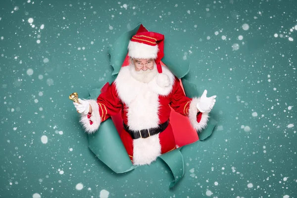 Foto Santa Claus Tradicional Sonando Una Campana Oro Concepto Navidad —  Fotos de Stock
