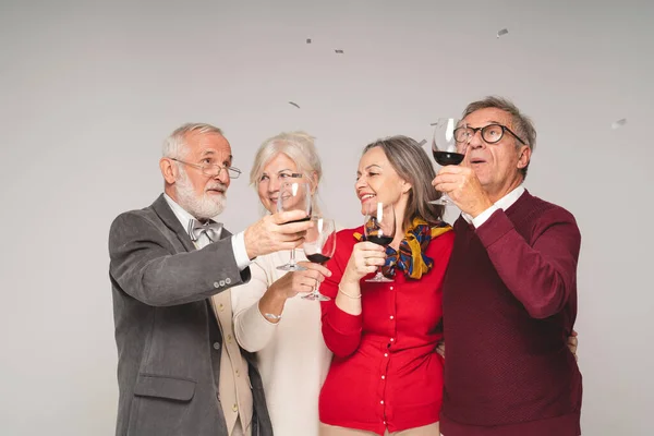 Glada Äldre Vänner Firar Med Rött Vin Festen Leende Begreppet — Stockfoto