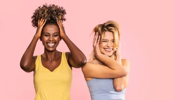 Lustiges Foto Von Zwei Multirassischen Frauen Die Auf Rosa Studiohintergrund — Stockfoto