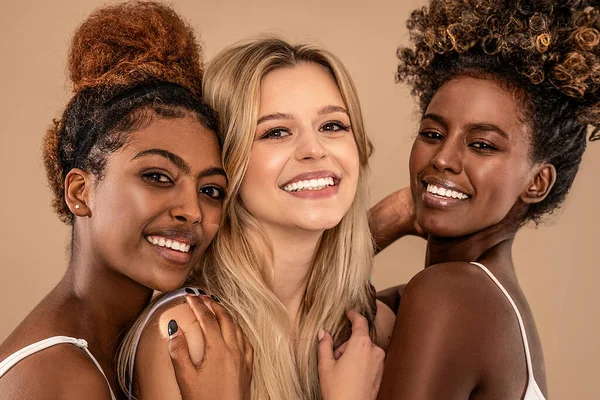 Drie Mooie Diverse Meisjes Samen Poseren Glimlachen Naar Camera Kijken — Stockfoto