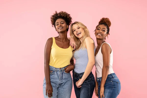 Modefoto Von Drei Schönen Multiethnischen Frauen Die Lächelnd Die Kamera — Stockfoto
