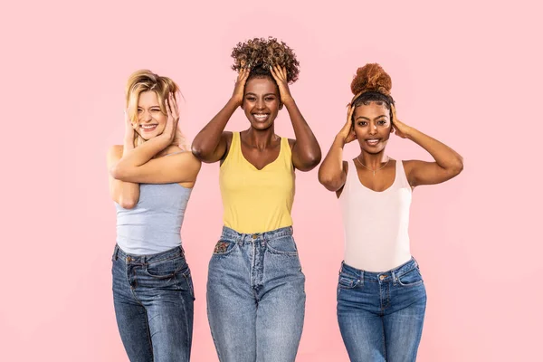 Lustiges Foto Von Drei Multirassischen Frauen Die Auf Rosa Studiohintergrund — Stockfoto