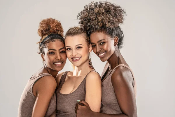 Retrato Tres Hermosas Sonrientes Jóvenes Multiculturales Paradas Una Junto Otra — Foto de Stock