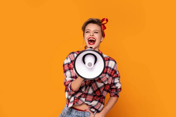 Χαμογελώντας Ευτυχισμένη Γυναίκα Pinup Ουρλιάζοντας Μέσα Από Μεγάφωνο Πολύχρωμο Φόντο — Φωτογραφία Αρχείου