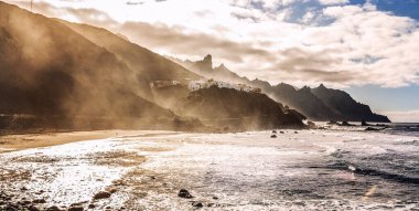 Benijo plajı ve Anaga 'daki Almaciga köyü Atlantik Okyanusu, Tenerife, İspanya. Altın saat.
